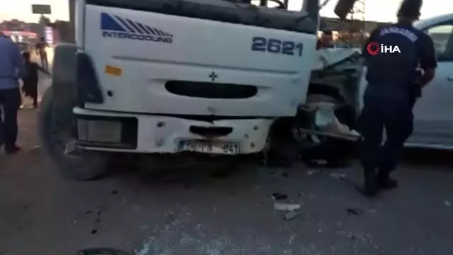 Şanlıurfa'da pamuk yüklü kamyon ile otomobil çarpıştı: 2 yaralı