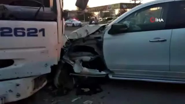 Şanlıurfa'da pamuk yüklü kamyon ile otomobil çarpıştı: 2 yaralı Şanlıurfa'da pamuk yüklü kamyon ile otomobil çarpıştı: 2 yaralı