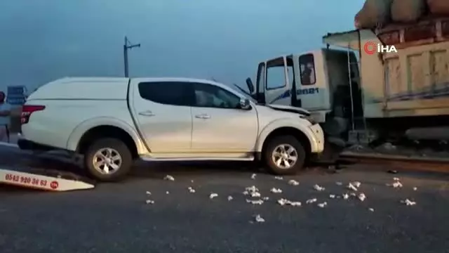 Şanlıurfa'da pamuk yüklü kamyon ile otomobil çarpıştı: 2 yaralı Şanlıurfa'da pamuk yüklü kamyon ile otomobil çarpıştı: 2 yaralı