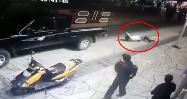 Sözünü tutmayan belediye başkanını, kamyonete iple bağlayıp sokakta sürüklediler