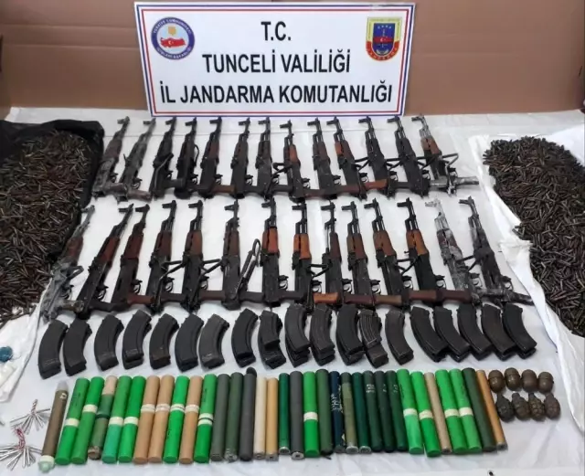 Tunceli'de teröristlerin 2 silah deposu imha edildi