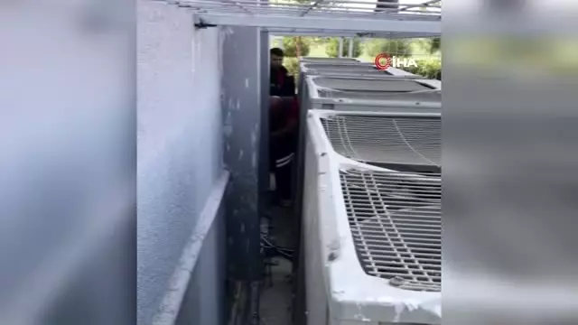 Yavru kedi sıkıştığı yerden 2 gün sonra kurtarıldı