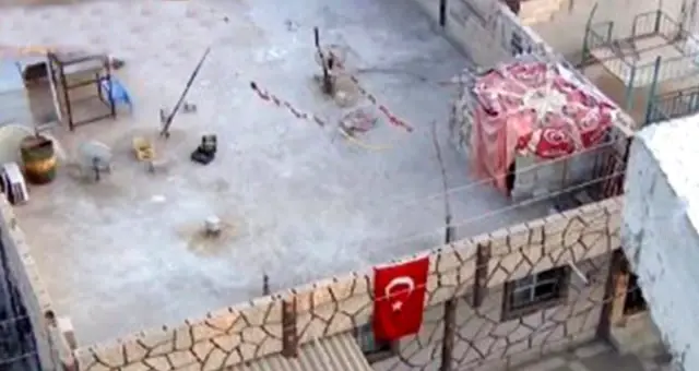 YPG köyünde yerel halk evlere Türk bayrağı astı YPG köyünde yerel halk evlere Türk bayrağı astı