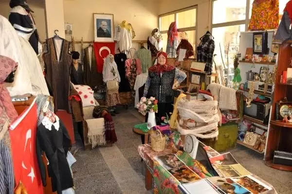 Aile yadigarı eşyalarla avini müzeye çevirdi Aile yadigarı eşyalarla avini müzeye çevirdi