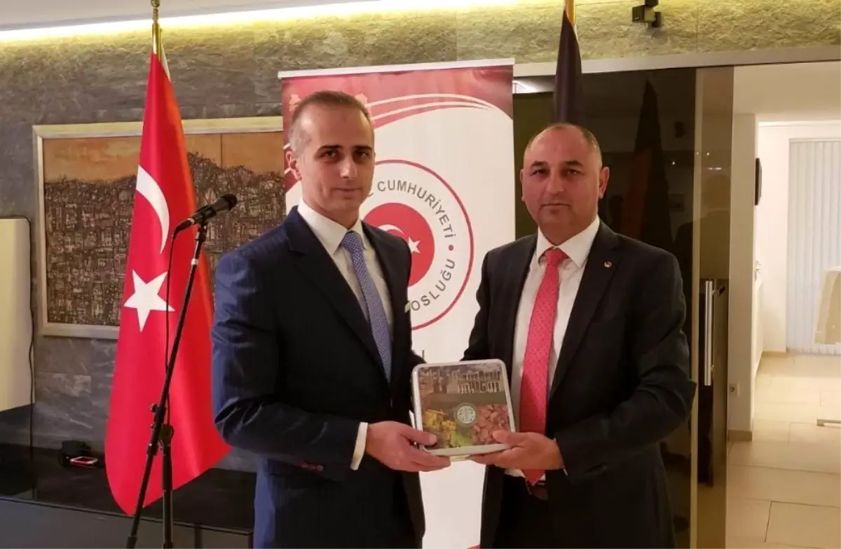 Almanya'da Başkonsoloslara Manisa üzümü