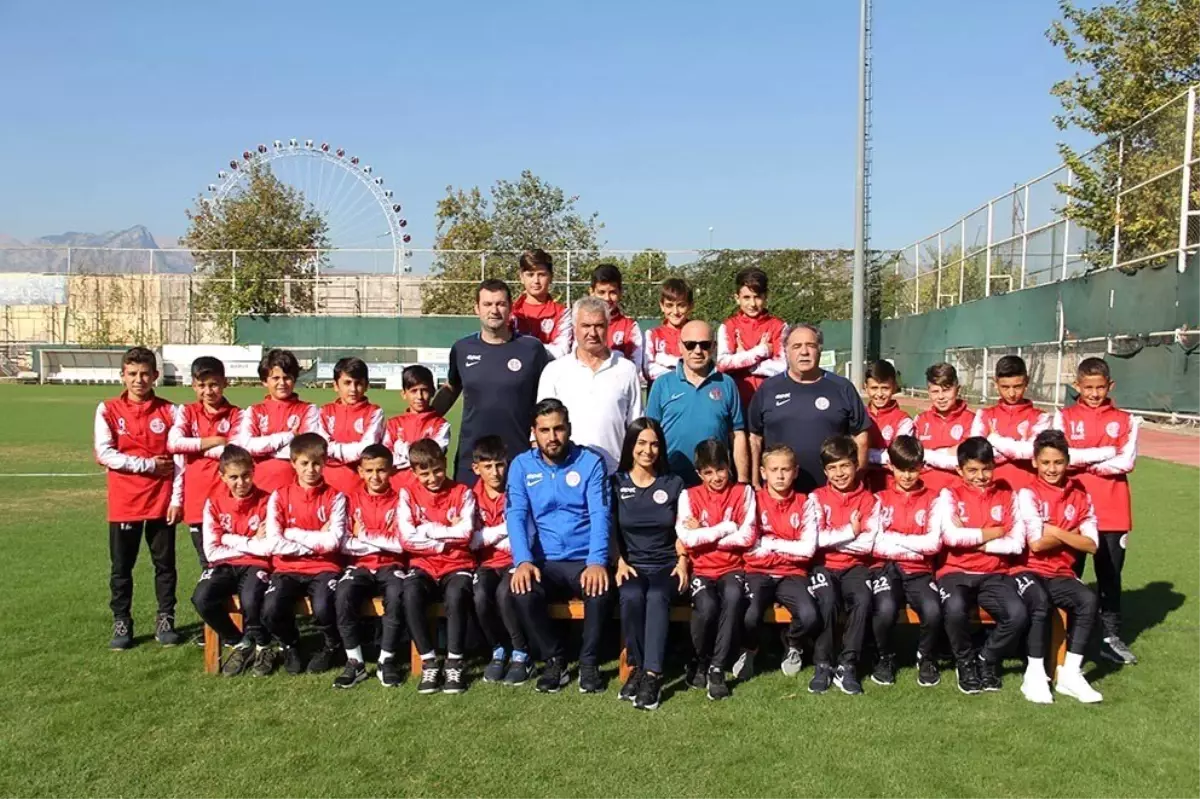 Antalyaspor U12 futbol takımı Litvanya'ya uçtu