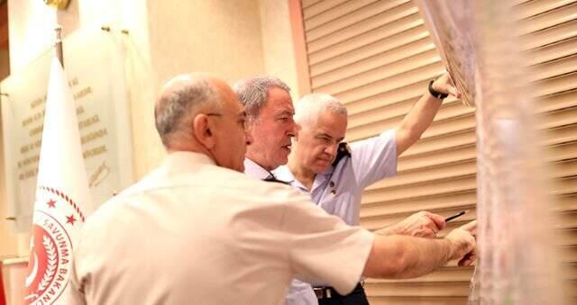 Bakan Hulusi Akar, Barış Pınarı Harekatı kapsamında Karargah'ta sabahladı