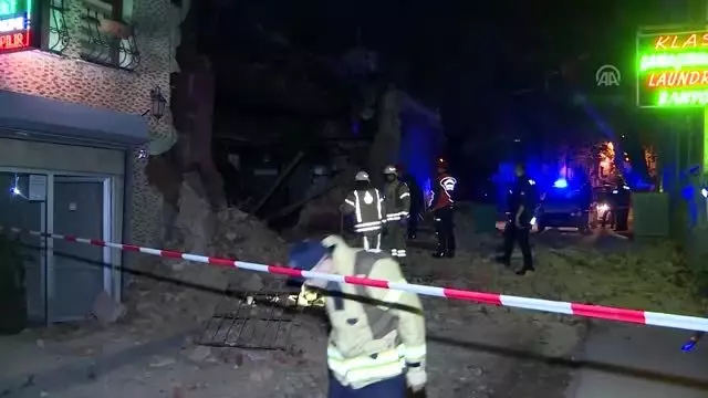 Beyoğlu'nda bir evde çökme meydana geldi