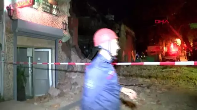 Beyoğlu'nda metruk bina çöktü