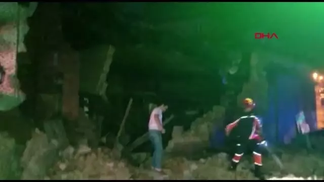 Beyoğlu'nda metruk bina çöktü Beyoğlu'nda metruk bina çöktü