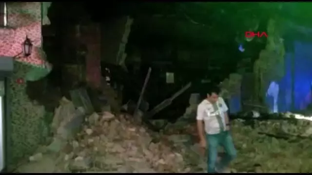 Beyoğlu'nda metruk bina çöktü Beyoğlu'nda metruk bina çöktü
