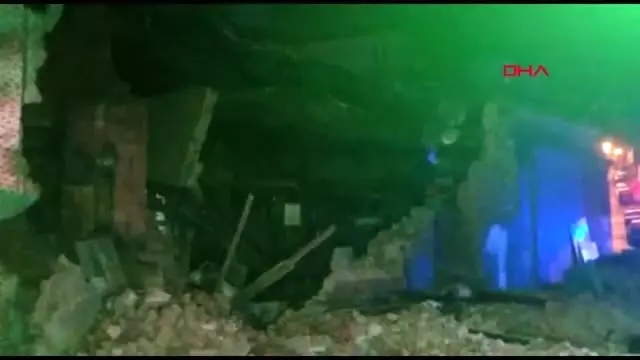 Beyoğlu'nda metruk bina çöktü Beyoğlu'nda metruk bina çöktü