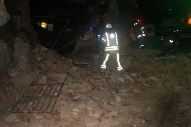 Beyoğlu'nda tek katlı metruk bina çöktü