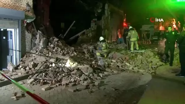 Beyoğlu'nda tek katlı metruk bina çöktü