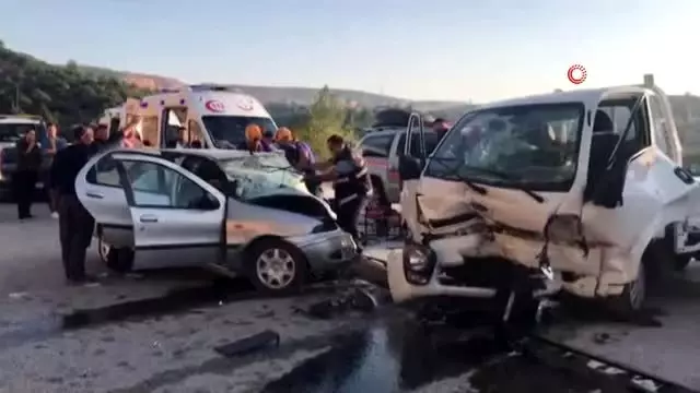 Bilecik'te feci kaza: 1'i ağır 4 yaralı Bilecik'te feci kaza: 1'i ağır 4 yaralı
