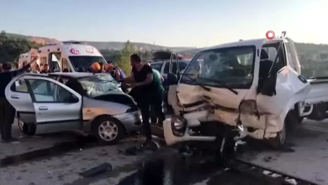 Bilecik'te feci kaza: 1'i ağır 4 yaralı Bilecik'te feci kaza: 1'i ağır 4 yaralı