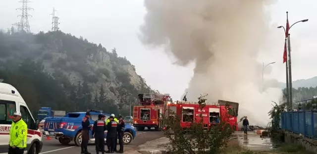 Bilecik'te seyir halindeki tekstil malzemesi yüklü tır yandı Bilecik'te seyir halindeki tekstil malzemesi yüklü tır yandı