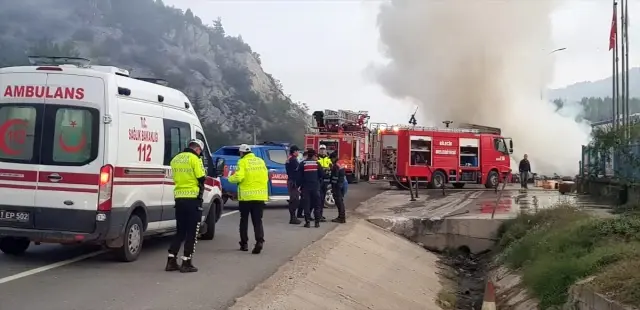 Bilecik'te tekstil malzemesi yüklü tır yandı Bilecik'te tekstil malzemesi yüklü tır yandı