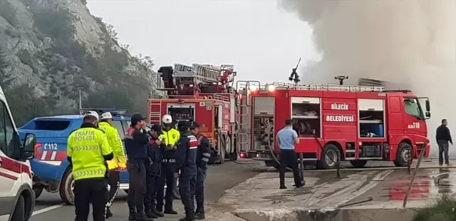 Bilecik'te tekstil malzemesi yüklü tır yandı Bilecik'te tekstil malzemesi yüklü tır yandı