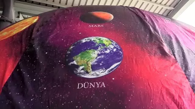 Çadır planetaryumda 'uzayda gezdiler' Çadır planetaryumda 'uzayda gezdiler'