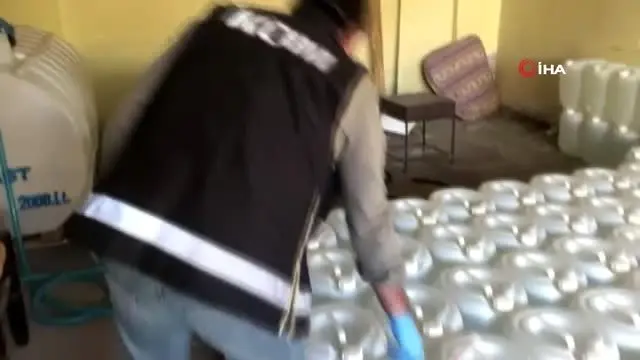 Deterjan imalathanesi görünümlü sahte içki deposuna operasyon Deterjan imalathanesi görünümlü sahte içki deposuna operasyon