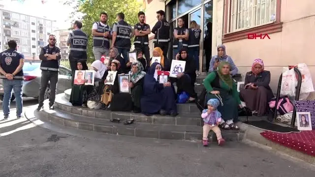 Diyarbakır hdp önündeki eylemde 38'inci gün Diyarbakır hdp önündeki eylemde 38'inci gün