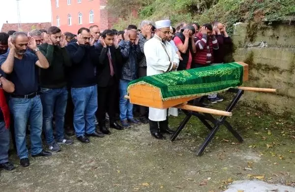 Göçükte ölen madenci toprağa verildi Göçükte ölen madenci toprağa verildi