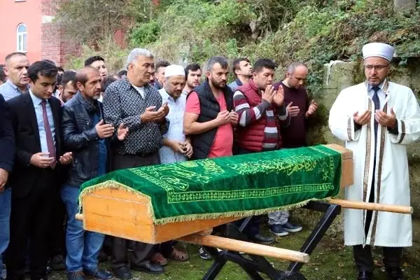 Göçükte ölen madenci toprağa verildi Göçükte ölen madenci toprağa verildi