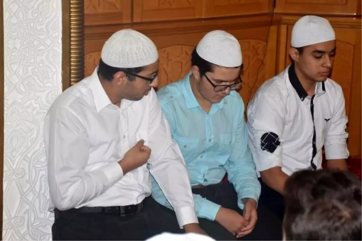Hafız öğrenciler asker ağabeyleri için fetih suresi okudu