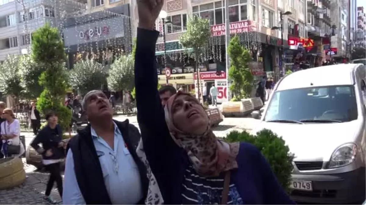 İstanbul-avcılar'da penceredeki sıva parçaları 5'inci kattan otomobilin üzerine düştü