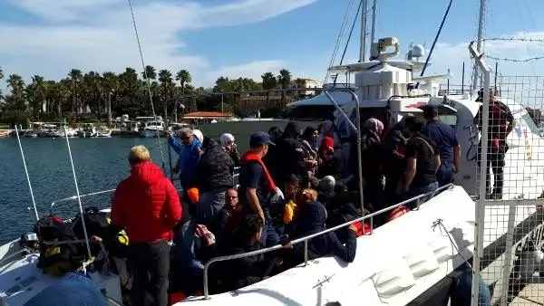 Kaçak göçmenler, lastik botları batmak üzereyken kurtarıldı