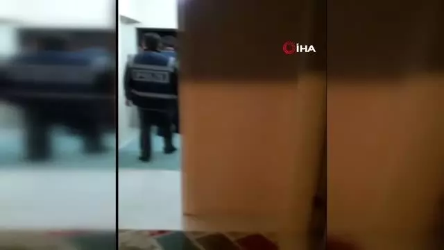 Kendisini 'Evliya' olarak tanıtıp vatandaşları dolandıran çeteye operasyon: 15 gözaltı Kendisini 'Evliya' olarak tanıtıp vatandaşları dolandıran çeteye operasyon: 15 gözaltı