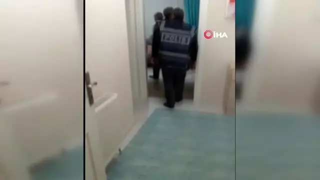 Kendisini 'Evliya' olarak tanıtıp vatandaşları dolandıran çeteye operasyon: 15 gözaltı Kendisini 'Evliya' olarak tanıtıp vatandaşları dolandıran çeteye operasyon: 15 gözaltı