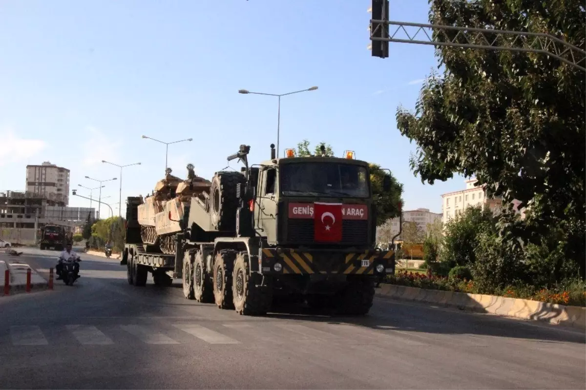 Kilis'ten Münbiç bölgesine zırhlı muharebe aracı sevkıyatı