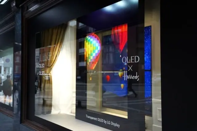 LG, Şeffaf OLED TV'lerini Harrods Vitrinlere Yerleştirdi LG, Şeffaf OLED TV'lerini Harrods Vitrinlere Yerleştirdi