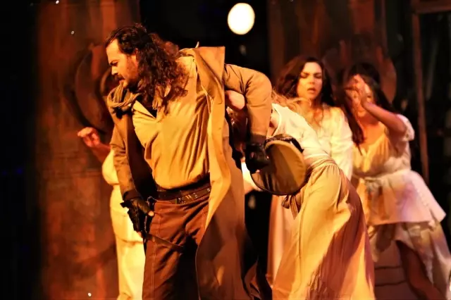Mersin Devlet Opera ve Balesi 'Carmen'i sahneledi Mersin Devlet Opera ve Balesi 'Carmen'i sahneledi