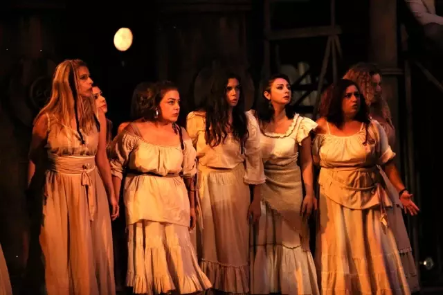 Mersin Devlet Opera ve Balesi 'Carmen'i sahneledi Mersin Devlet Opera ve Balesi 'Carmen'i sahneledi