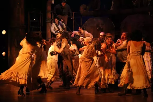 Mersin Devlet Opera ve Balesi 'Carmen'i sahneledi Mersin Devlet Opera ve Balesi 'Carmen'i sahneledi