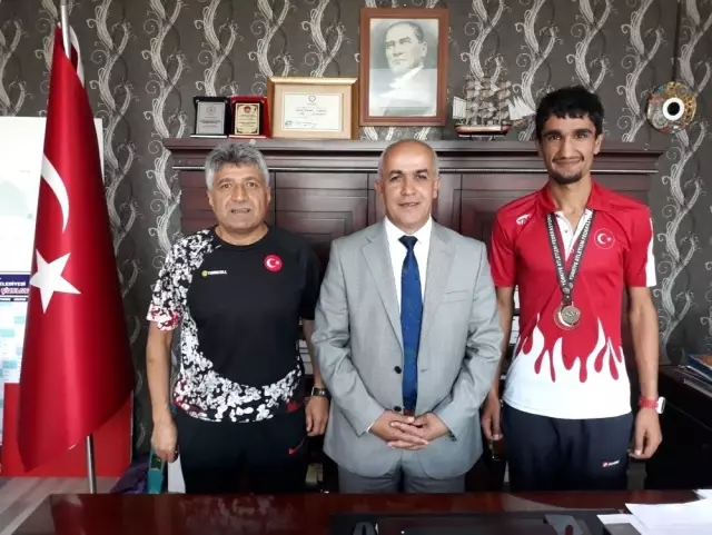 Milli atletten Başkan Ensari'ye ziyaret
