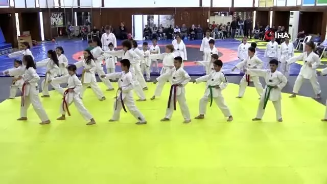 Minik tekvandocular kuşaklarını 'Her şey vatan için ve Her Türk asker doğar' diyerek aldı Minik tekvandocular kuşaklarını 'Her şey vatan için ve Her Türk asker doğar' diyerek aldı