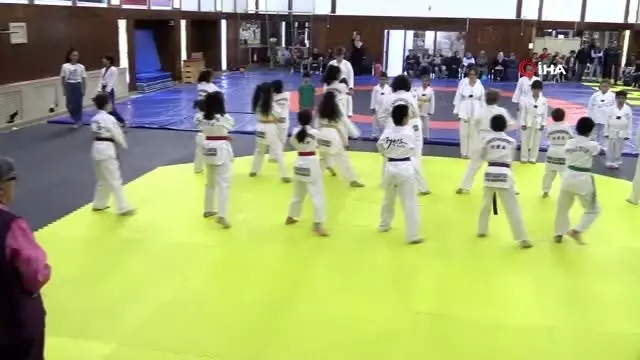 Minik tekvandocular kuşaklarını 'Her şey vatan için ve Her Türk asker doğar' diyerek aldı Minik tekvandocular kuşaklarını 'Her şey vatan için ve Her Türk asker doğar' diyerek aldı