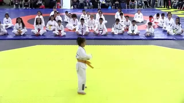 Minik tekvandocular kuşaklarını 'Her şey vatan için ve Her Türk asker doğar' diyerek aldı Minik tekvandocular kuşaklarını 'Her şey vatan için ve Her Türk asker doğar' diyerek aldı