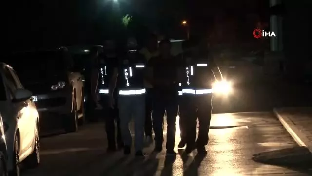 Muğla'da villasında yakalanan çete lideri Adana'ya getirildi