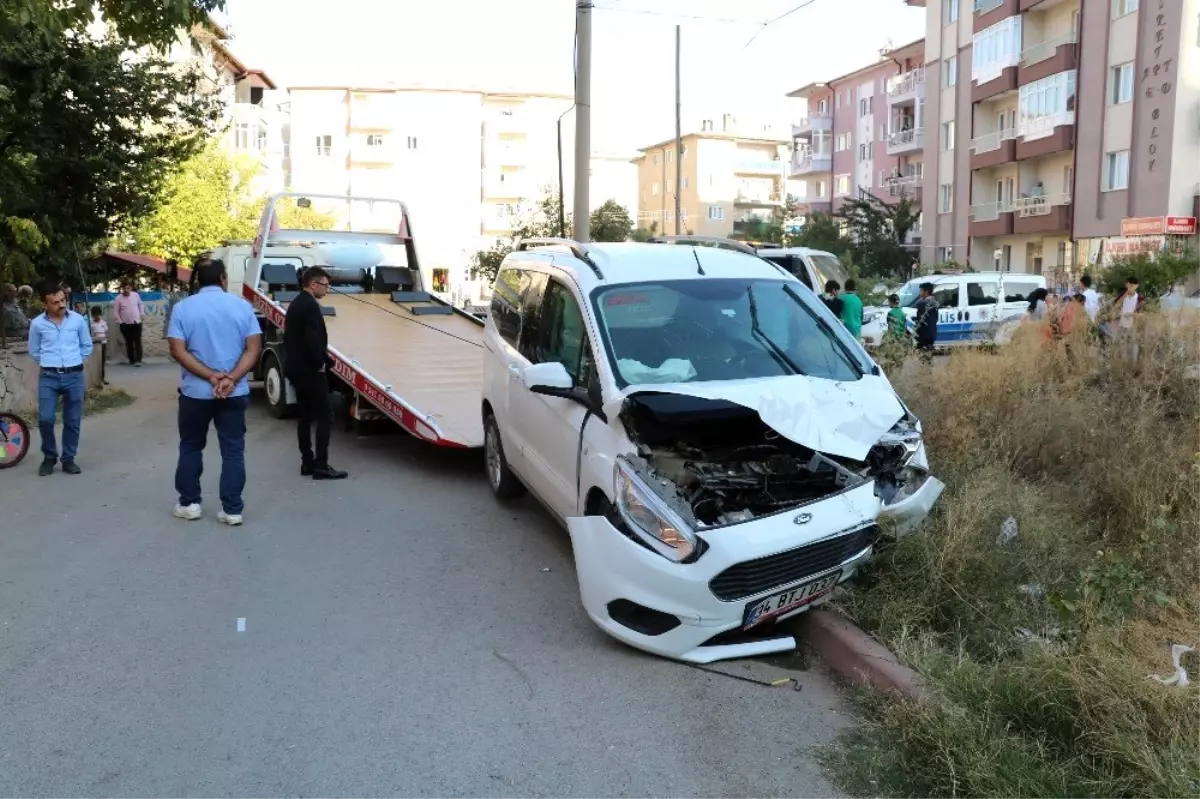 Öğrenci servisi kaza yaptı 8'i öğrenci 9 yaralı