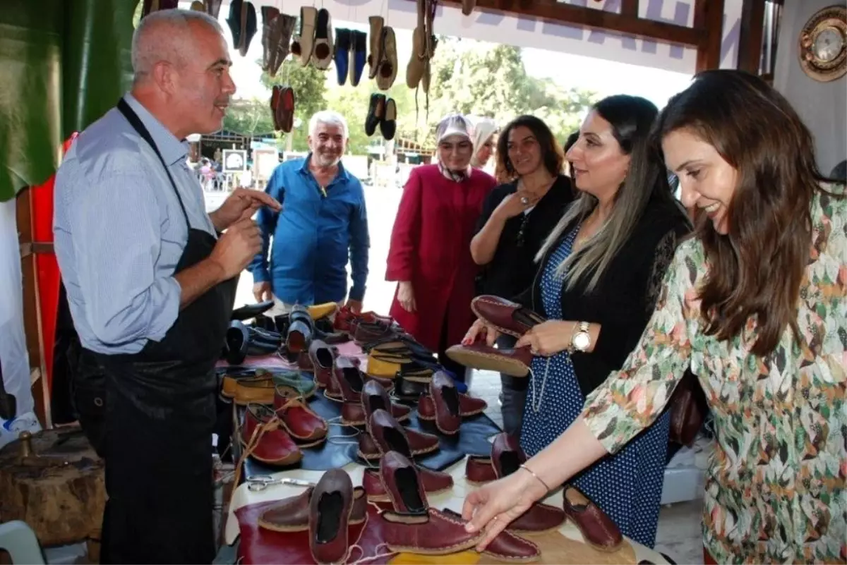Protokol eşleri el emeği göz nuru eserleri inceledi