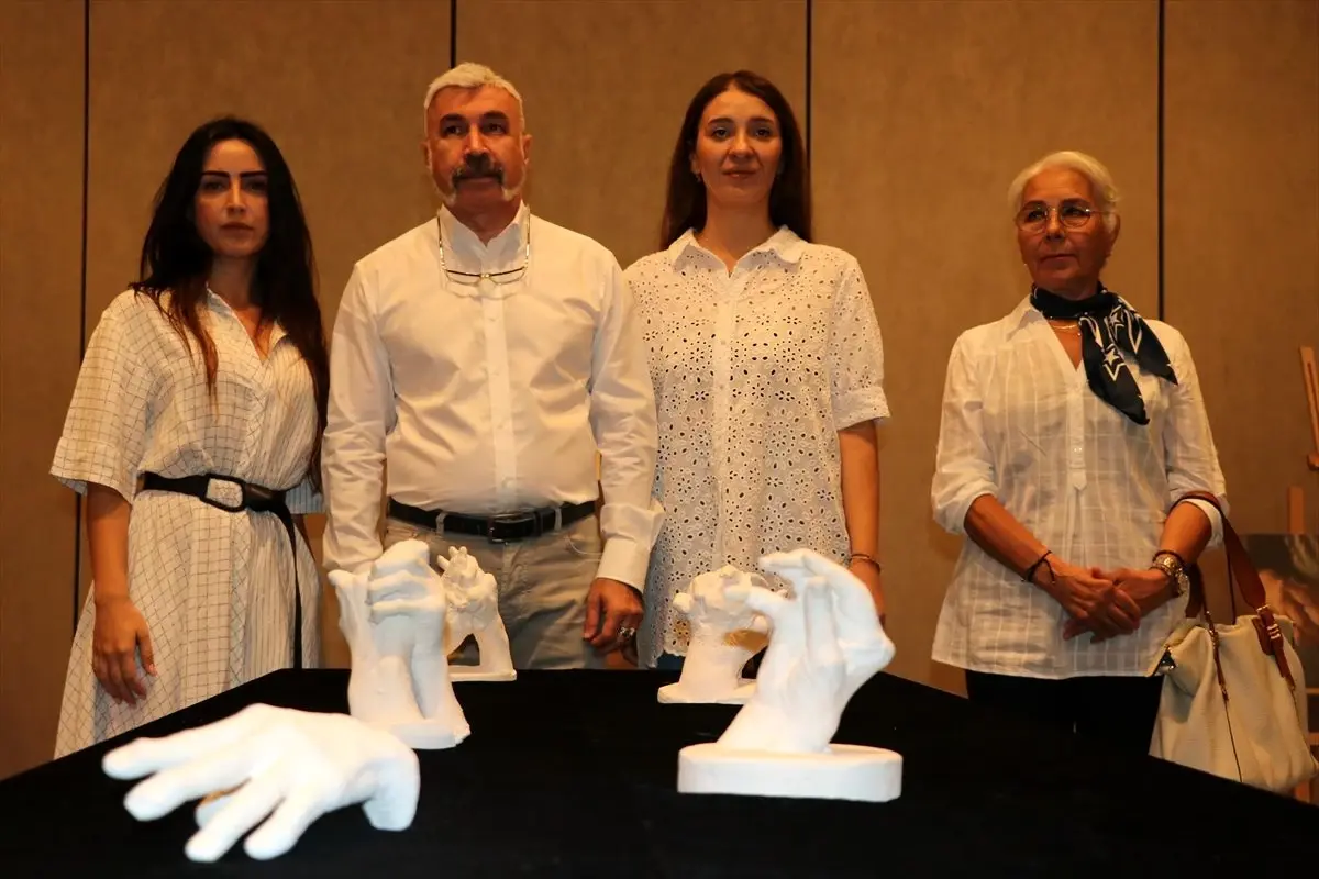 Romatoid artrit hastalığına heykellerle dikkati çektiler