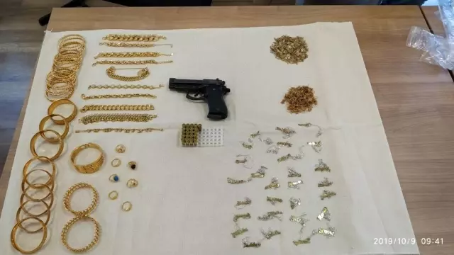 Sahte altınla kuyumcuları dolandıran çete çökertildi Sahte altınla kuyumcuları dolandıran çete çökertildi