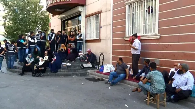 Savaş uçakları kalkış yaptı, Diyarbakır'da aileler HDP'ye tepki gösterdi Savaş uçakları kalkış yaptı, Diyarbakır'da aileler HDP'ye tepki gösterdi