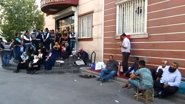 Savaş uçakları kalkış yaptı, Diyarbakır'da aileler HDP'ye tepki gösterdi Savaş uçakları kalkış yaptı, Diyarbakır'da aileler HDP'ye tepki gösterdi