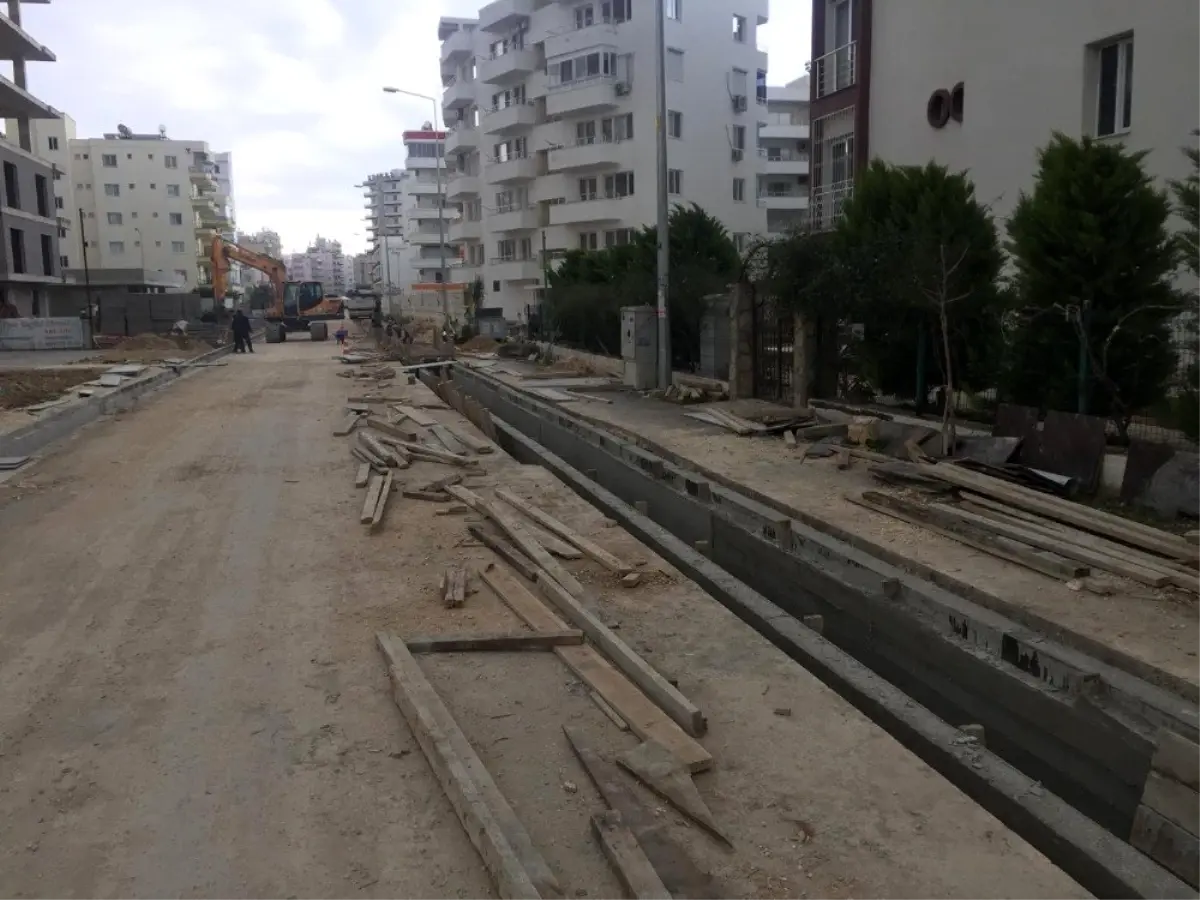 Silifke'de yağmur suyu hattı döşeme çalışmaları sürüyor